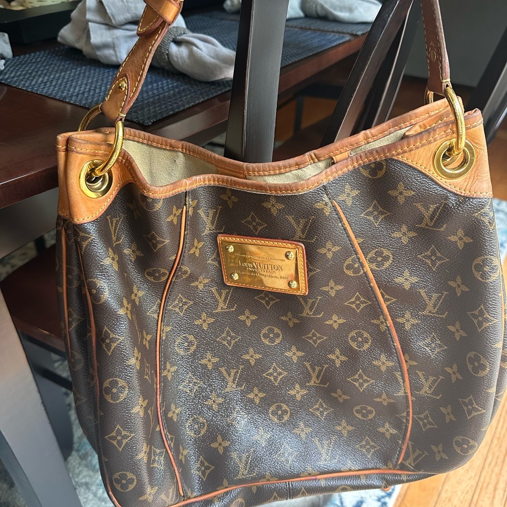 Louis Vuitton Classic Monogram Galleria. - Picture 10 of 10